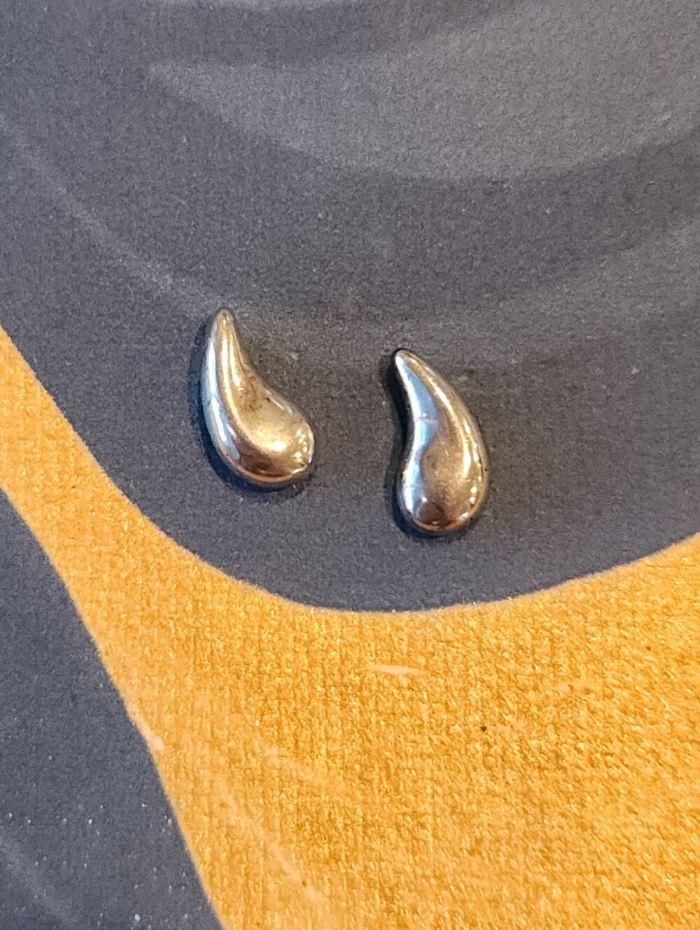 Tiffany And Co. Polished Silver Teardrop Earings - Silver